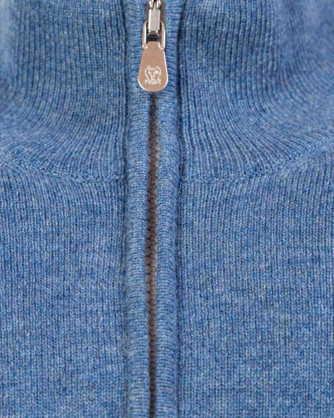 shop BRUNELLO CUCINELLI Saldi Lupetto: Brunello Cucinelli maglia in puro cashmere.
Lavorazione a due fili.
Dettagli a contrasto sulla chiusura a zip e sui bordi dei polsini.
Vestibilità regolare.
Collo alto in maglia a costine.
Composizione: 100% cashmere.
Made in Italy.. M2200124-CAF70 number 1945432